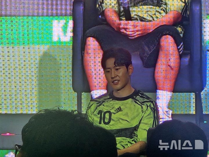 [서울=뉴시스] 김진엽 기자= 프랑스 프로축구 리그1 파리 생제르맹(PSG) 미드필더 이강인이 2일 오후 서울 용산구 아디다스 더 베이스 서울에서 진행된 'KANGIN MADE ME DO IT' 행사에서 인터뷰에 답하고 있다. 2025.08.02. wlsduq123@newsis.com 