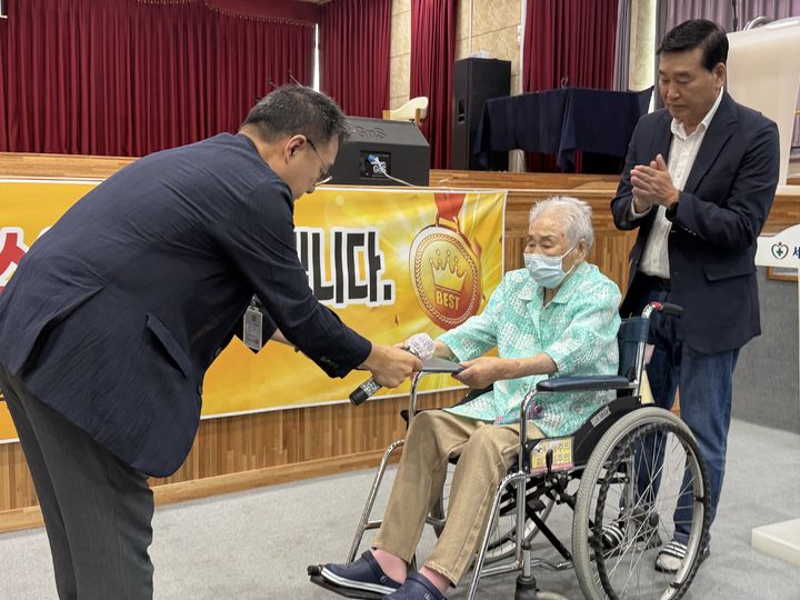 [광주=뉴시스] 국가인권위원회가 2일 일제강점기 강제동원 피해자들의 인권 회복에 헌신해 온 양금덕 할머니에게 대한민국 인권상을 수여하고 있다. (사진=국가인권위원회광주사무소 제공) 2025.08.02. photo@newsis.com *재판매 및 DB 금지