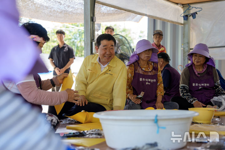 [증평=뉴시스] 이재영 충북 증평군수가 지난 1일 지역 무더위 쉼터를 찾아 주민들과 얘기나누고 있다. (사진=증평군 제공) 2025.08.02. photo@newsis.com　 *재판매 및 DB 금지