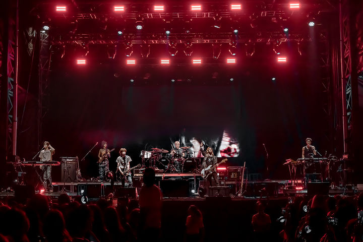 [서울=뉴시스] JYP엔터테인먼트 소속 보이밴드 '엑스디너리 히어로즈'(Xdinary Heroes·XH·엑디즈)가 7월 31일(이하 현지시간) 미국 일리노이주 시카고 그랜트 공원에서 열린 세계적 뮤직 페스티벌 '롤라팔루자 시카고' 중 더 그로브(THE GROVE)의 마지막 스테이지를 장식했다. (사진=JYP엔터테인먼트 제공) 2025.08.02. photo@newsis.com *재판매 및 DB 금지