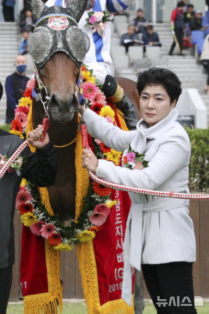 [서울=뉴시스]한국 경마 최초 女조교사 이신우 통산 400승 (사진 = 한국마사회 제공)