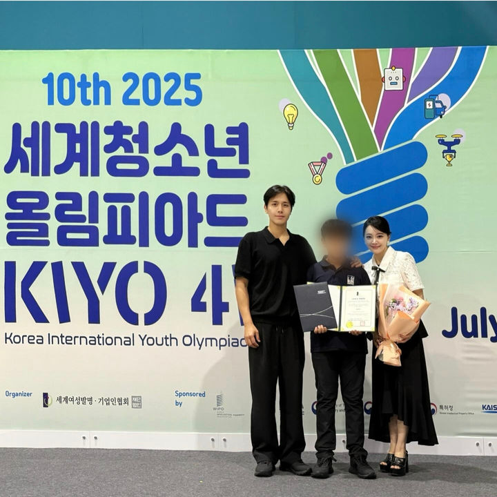 [서울=뉴시스] 손준호(왼쪽부터), 손주안 군, 김소현. (사진=김소현 인스타그램 캡처) 2025.08.03. photo@newsis.com *재판매 및 DB 금지