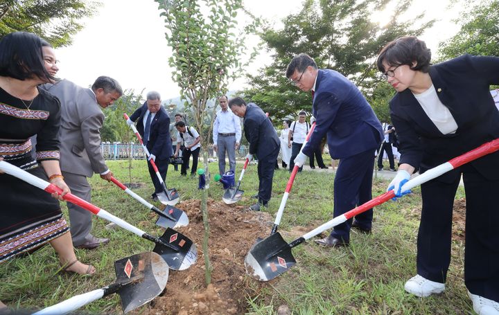 [함양=뉴시스] 함양군-베트남 남짜미읍 우호교류 10주년 기념행사 성료 (사진=함양군 제공) 2025. 08. 02. photo@newsis.com *재판매 및 DB 금지