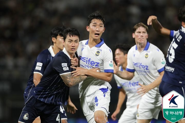 [서울=뉴시스] 프로축구 K리그2 서울 이랜드의 곽윤호, 인천 유나이티드의 김건희. (사진=한국프로축구연맹 제공) *재판매 및 DB 금지
