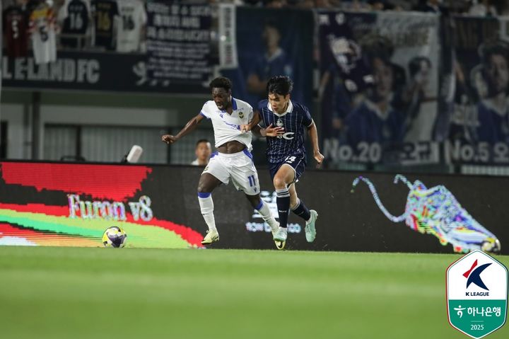 [서울=뉴시스] 프로축구 K리그2 인천 유나이티드의 제르소, 서울 이랜드의 김하준. (사진=한국프로축구연맹 제공) *재판매 및 DB 금지