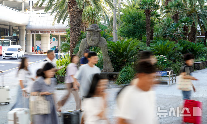 [제주=뉴시스] 우장호 기자 = 휴가시즌 최절정기를 맞은 2일 오전 제주국제공항 1층 도착장이 관광객들의 발길로 붐비고 있다. 2025.08.02. woo1223@newsis.com