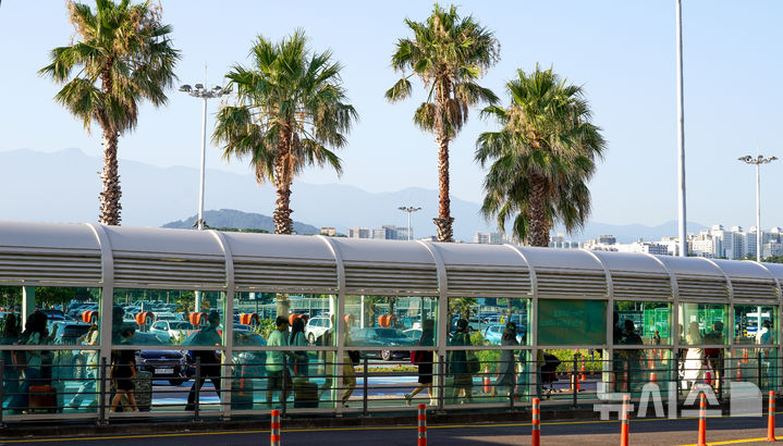 [제주=뉴시스] 우장호 기자 = 2일 오전 제주국제공항 1층 도착장이 관광객들의 발길로 붐비고 있다. 2025.08.02. woo1223@newsis.com
