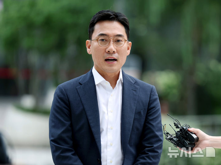 [서울=뉴시스] 김진아 기자 = '김건희 집사 게이트' 의혹에 연루된 혐의를 받는 조영탁 IMS모빌리티 대표가 조사를 받기 위해 지난 2일 오전 서울 종로구 김건희 특검팀(특별검사 민중기) 사무실로 출석하던 중 취재진 질문에 답하고 있다. 2025.08.02. bluesoda@newsis.com