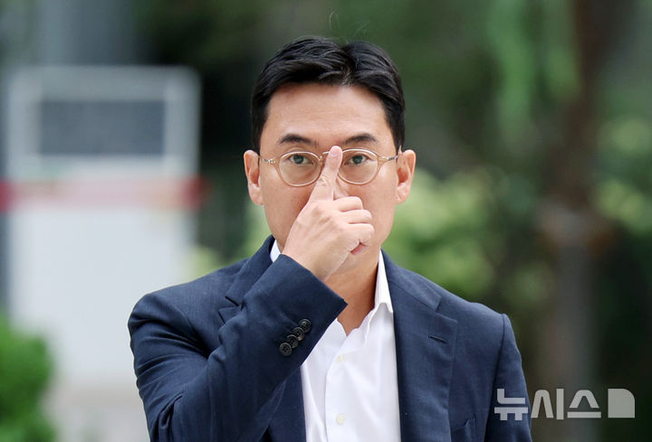 [서울=뉴시스] 김진아 기자 = '김건희 집사 게이트' 의혹에 연루된 혐의를 받는 조영탁 IMS모빌리티 대표가 조사를 받기 위해 지난달 2일 오전 서울 종로구 김건희 특검팀(특별검사 민중기) 사무실로 출석하고 있다. 2025.08.02. bluesoda@newsis.com