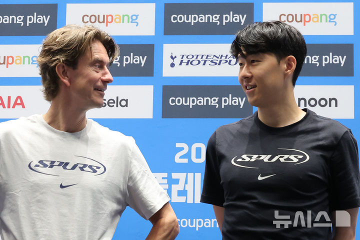 [서울=뉴시스] 권창회 기자 = 잉글랜드 프리미어리그 토트넘 홋스퍼 토마스 프랭크 감독과 손흥민이 지난 2일 오전 서울 여의도 IFC몰에서 열린 2025 쿠팡플레이 시리즈 토트넘 기자회견에서 대화를 나누고 있다. 2025.08.02. kch0523@newsis.com