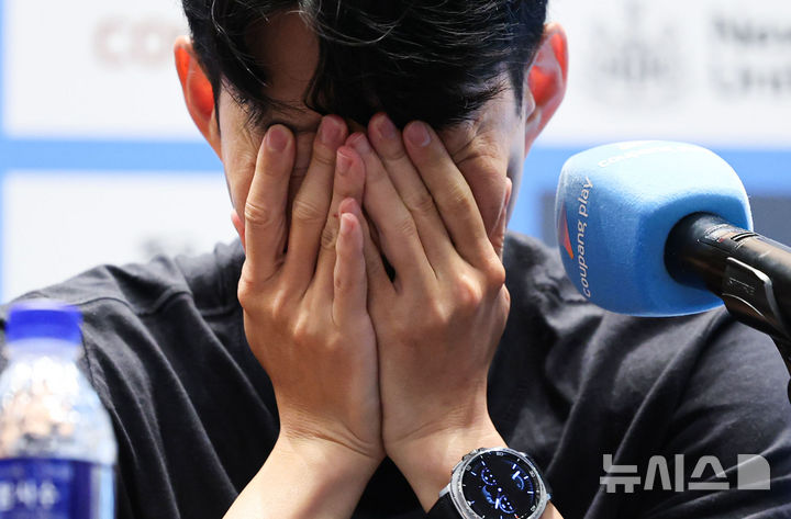 [서울=뉴시스] 권창회 기자 = 잉글랜드 프리미어리그 토트넘 홋스퍼 손흥민이 2일 오전 서울 여의도 IFC몰에서 열린 2025 쿠팡플레이 시리즈 토트넘 기자회견에서 두 손으로 얼굴을 가리고 있다. 2025.08.02. kch0523@newsis.com