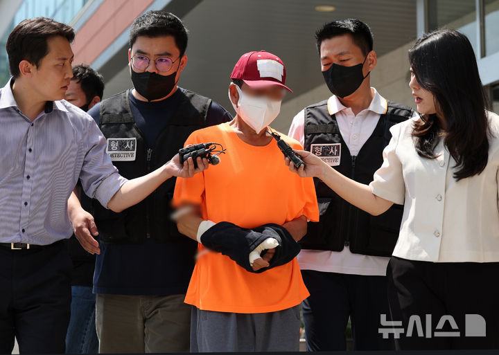 [서울=뉴시스] 김진아 기자 = 서울 구로구 가리봉동에서 동거하던 여성을 살해한 60대 중국인 김모씨가 구속 전 피의자심문(영장실질심사)에 출석하기 위해 2일 서울 금천경찰서를 나서고 있다. 2025.08.02. bluesoda@newsis.com 