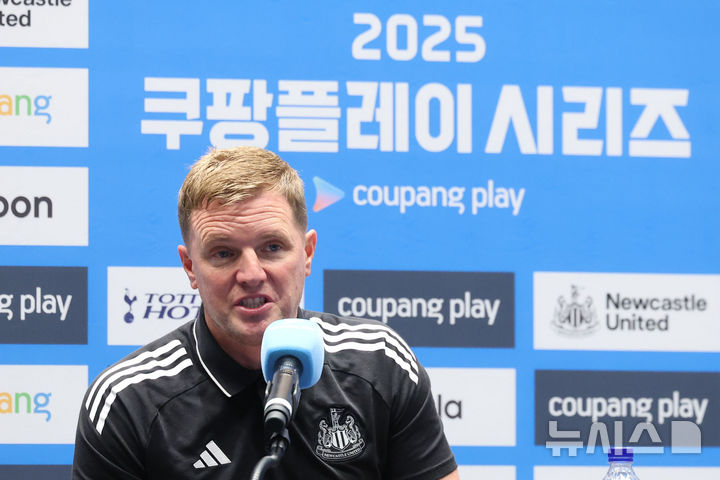 [서울=뉴시스] 권창회 기자 = 잉글랜드 프리미어리그 뉴캐슬 유나이티드 에디 하우 감독이 2일 서울 여의도 IFC몰에서 열린 2025 쿠팡플레이 시리즈 뉴캐슬 기자회견에서 취재진 질의에 답하고 있다. 2025.08.02. kch0523@newsis.com