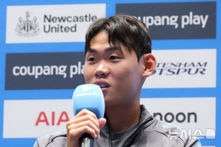 [서울=뉴시스] 권창회 기자 = 잉글랜드 프리미어리그 뉴캐슬 유나이티드 박승수가 2일 서울 여의도 IFC몰에서 열린 2025 쿠팡플레이 시리즈 뉴캐슬 기자회견에서 취재진 질의에 답하고 있다. 2025.08.02. kch0523@newsis.com
