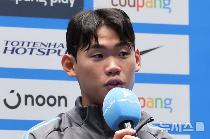 [서울=뉴시스] 권창회 기자 = 잉글랜드 프리미어리그 뉴캐슬 유나이티드 박승수가 2일 서울 여의도 IFC몰에서 열린 2025 쿠팡플레이 시리즈 뉴캐슬 기자회견에서 취재진 질의에 답하고 있다. 2025.08.02. kch0523@newsis.com