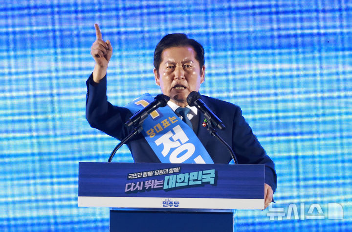 [고양=뉴시스] 고승민 기자 = 정청래 더불어민주당 대표 후보가 2일 경기 고양 킨텍스에서 열린 더불어민주당 제2차 임시전국당원대회에서 정견발표를 하고 있다. 2025.08.02. kkssmm99@newsis.com