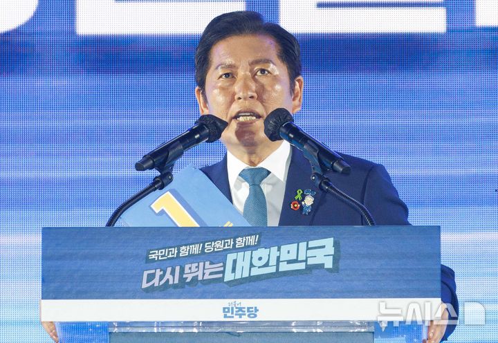 [고양=뉴시스] 고승민 기자 = 정청래 더불어민주당 대표 후보가 2일 오후 경기 고양시 킨텍스에서 열린 제2차 임시전국당원대회에서 정견발표를 하고 있다. (공동취재) 2025.08.02. photo@newsis.com