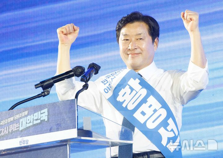 [고양=뉴시스] 고승민 기자 = 황명선 더불어민주당 최고위원 후보가 2일 오후 경기 고양시 킨텍스에서 열린 제2차 임시전국당원대회에서 인사를 하고 있다. (공동취재) 2025.08.02. photo@newsis.com