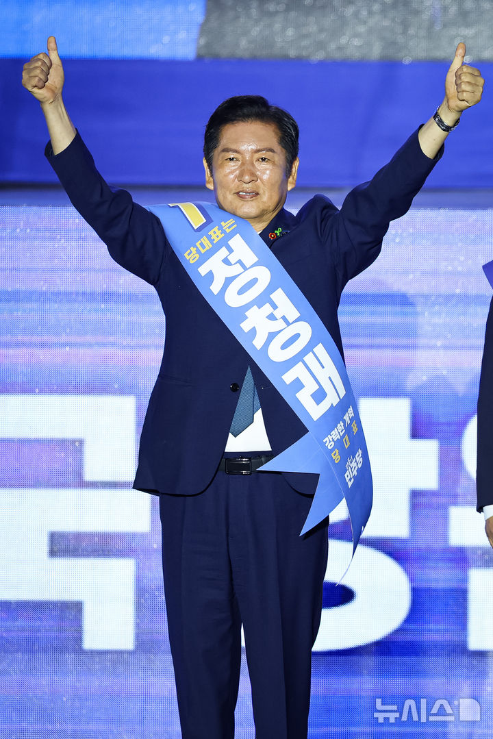 [고양=뉴시스] 고승민 기자 = 정청래 더불어민주당 당대표 후보가 2일 경기 고양시 킨텍스에서 열린 제2차 임시전국당원대회에서 당원들을 향해 인사하고 있다. (공동취재) 2025.08.02. photo@newsis.com