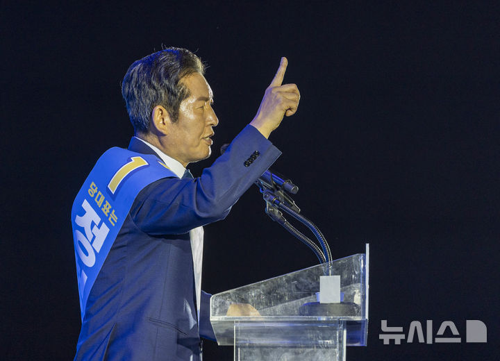 [고양=뉴시스] 고승민 기자 = 정청래 더불어민주당 당대표 후보가 2일 경기 고양시 킨텍스에서 열린 제2차 임시전국당원대회에서 정견발표를 하고 있다. (공동취재) 2025.08.02. photo@newsis.com