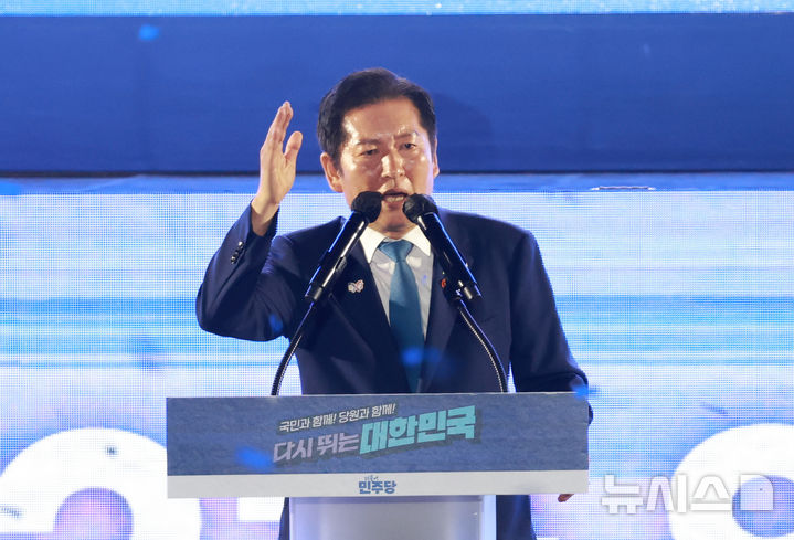 [고양=뉴시스] 고승민 기자 = 정청래 신임 더불어민주당 대표가 2일 경기 고양 킨텍스에서 열린 더불어민주당 제2차 임시전국당원대회에서 대표 수락연설을 하고 있다. 2025.08.02. kkssmm99@newsis.com