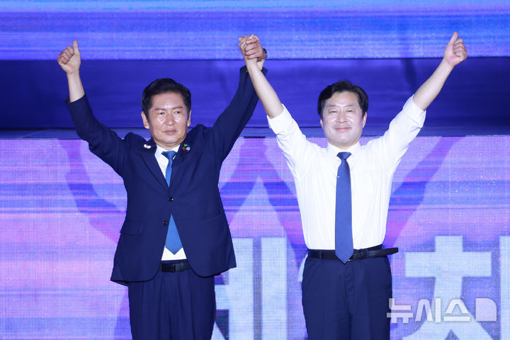 [고양=뉴시스] 고승민 기자 = 정청래 신임 더불어민주당 대표와 황명선 신임 최고위원이 2일 경기 고양 킨텍스에서 열린 더불어민주당 제2차 임시전국당원대회에서 인사를 하고 있다. 2025.08.02. kkssmm99@newsis.com