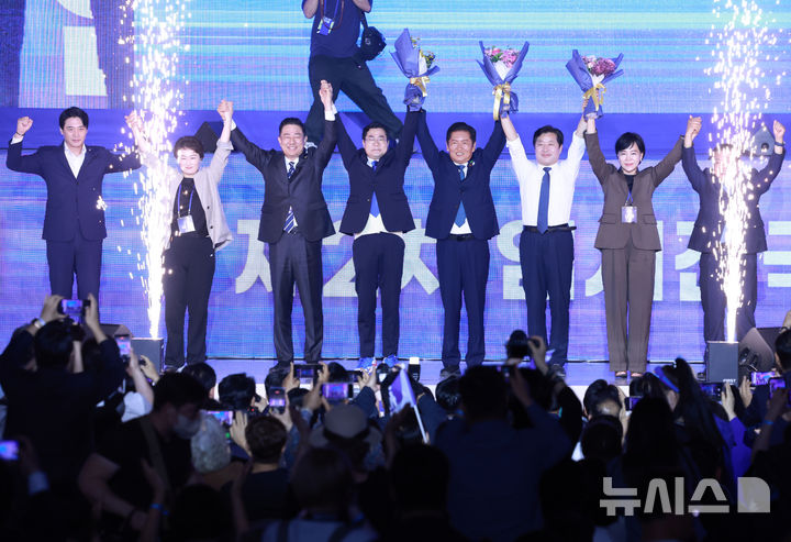 [고양=뉴시스] 고승민 기자 = 정청래 신임 더불어민주당 대표가 2일 경기 고양 킨텍스에서 열린 더불어민주당 제2차 임시전국당원대회에서 김병기 원내대표 등 참석자들과 기념촬영하고 있다. 2025.08.02. kkssmm99@newsis.com