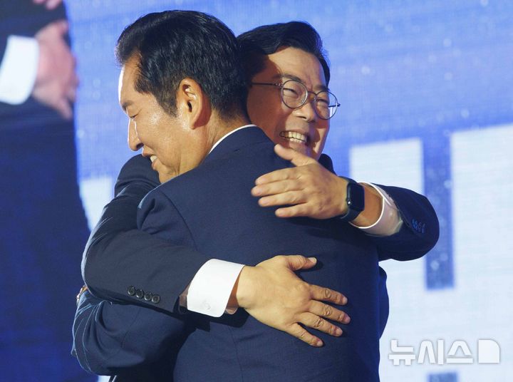 [고양=뉴시스] 고승민 기자 = 정청래 더불어민주당 신임 대표가 2일 오후 경기 고양시 킨텍스에서 열린 제2차 임시전국당원대회에서 박찬대 후보와 포옹하고 있다. (공동취재) 2025.08.02. photo@newsis.com
