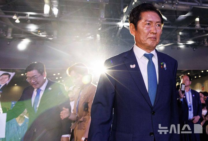 [고양=뉴시스] 고승민 기자 = 정청래 더불어민주당 신임 대표가 2일 오후 경기 고양시 킨텍스에서 열린 제2차 임시전국당원대회에서 수락연설을 위해 단상으로 향하고 있다. (공동취재) 2025.08.02. photo@newsis.com