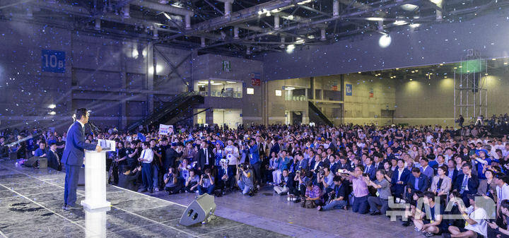 [고양=뉴시스] 고승민 기자 = 정청래 더불어민주당 신임 대표가 2일 경기 고양 킨텍스에서 열린 더불어민주당 제2차 임시전국당원대회에서 대표 수락연설을 하고 있다. (공동취재) 2025.08.02. photo@newsis.com