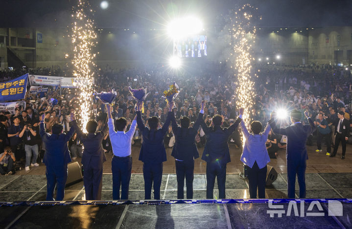 [고양=뉴시스] 고승민 기자 = 정청래 더불어민주당 신임 대표가 2일 경기 고양 킨텍스에서 열린 더불어민주당 제2차 임시전국당원대회에서 지도부와 함께 인사를 하고 있다. (공동취재) 2025.08.02. photo@newsis.com