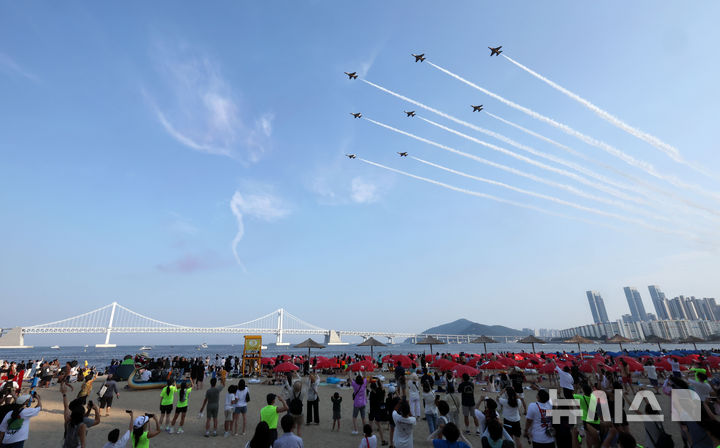  [부산=뉴시스] 하경민 기자 = 대한민국 공군 특수비행팀 '블랙이글스'가 2일 부산 수영구 광안리해수욕장 상공에서 곡예비행을 펼치고 있다. 2025.08.02. yulnetphoto@newsis.com