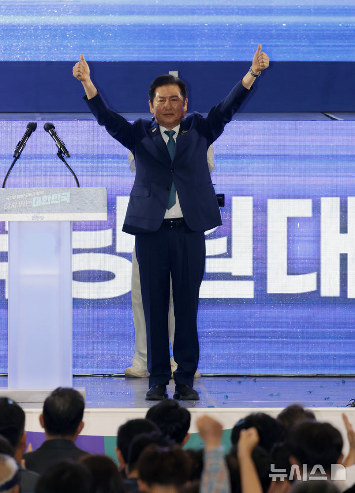 [고양=뉴시스] 고승민 기자 = 정청래 더불어민주당 신임 대표가 2일 경기 고양 킨텍스에서 열린 더불어민주당 제2차 임시전국당원대회에서 엄지를 들어 보이고 있다. (공동취재) 2025.08.02. photo@newsis.com