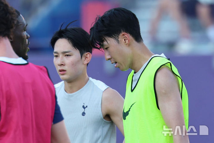 [안양=뉴시스] 권창회 기자 = 잉글랜드 프리미어리그 토트넘 홋스퍼 손흥민과 양민혁이 2일 경기 안양시 안양종합운동장에서 열린 2025 쿠팡플레이 시리즈 토트넘 오픈 트레이닝에서 훈련을 하고 있다. 2025.08.02. kch0523@newsis.com