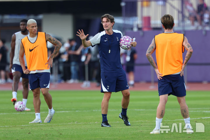 [안양=뉴시스] 권창회 기자 = 잉글랜드 프리미어리그 토트넘 홋스퍼 토마스 프랑크 감독이 2일 경기 안양시 안양종합운동장에서 열린 2025 쿠팡플레이 시리즈 토트넘 오픈 트레이닝에서 선수들에게 지시를 하고 있다. 2025.08.02. kch0523@newsis.com