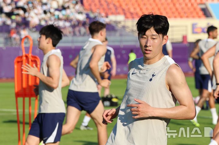[안양=뉴시스] 권창회 기자 = 잉글랜드 프리미어리그 토트넘 홋스퍼 손흥민이 2일  경기 안양시 안양종합운동장에서 열린 2025 쿠팡플레이 시리즈 토트넘 오픈 트레이닝에서 훈련을 하고 있다. 2025.08.02. kch0523@newsis.com