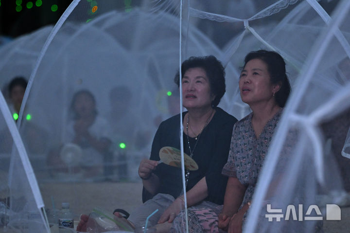 [구례=뉴시스] 이영주 기자 = 2일 오후 전남 구례군 화엄사에서 2025 제5회 지리산 대화엄사 모기장영화음악회가 열리고 있다. 관람객들이 모기장 안에서 공연을 보고 있다. 2025.08.02. leeyj2578@newsis.com