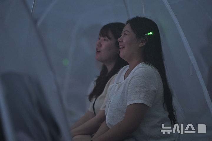 [구례=뉴시스] 이영주 기자 = 2일 오후 전남 구례군 화엄사에서 2025 제5회 지리산 대화엄사 모기장영화음악회가 열리고 있다. 관람객들이 모기장 안에서 공연을 보고 있다. 2025.08.02. leeyj2578@newsis.com