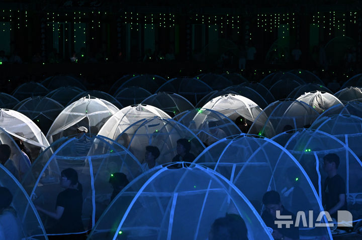 [구례=뉴시스] 이영주 기자 = 2일 오후 전남 구례군 화엄사에서 2025 제5회 지리산 대화엄사 모기장영화음악회가 열리고 있다. 2025.08.02. leeyj2578@newsis.com