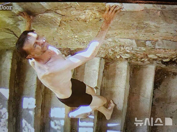 [ 애나콘다( 미 몬태나주)=AP/뉴시스] 몬태나주의 한 산악마을 술집에서 4명을 살해한 미군출신 총격범 마이클 브라운(45)이 산악지대로 도주한 뒤 경찰이 배포한 용의자 사진. 그는 8월 1일 새벽에 바텐더 1명과 손님 3명을 총격 살해한뒤 차를 버리고 맨몸과 맨발로 산악지대로 도망쳤다. 2025. 08.03.&nbsp; 