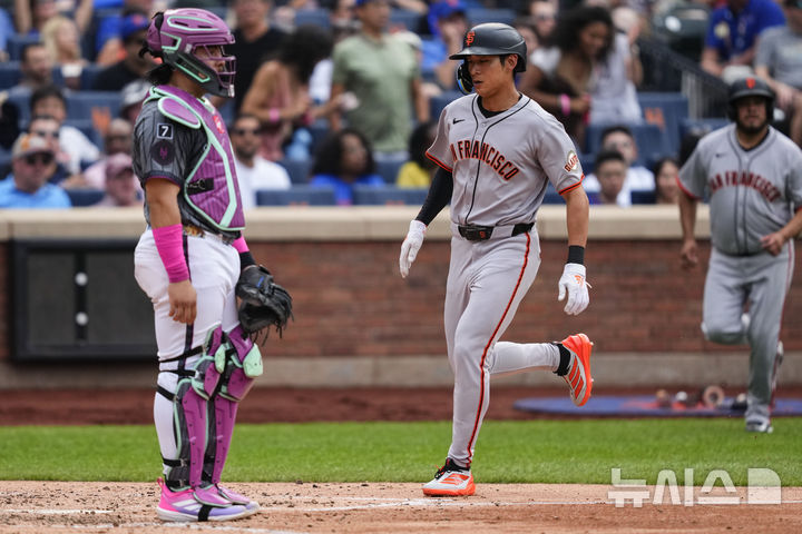 [뉴욕=AP/뉴시스] 이정후(샌프란시스코 자이언츠)가 3일(한국 시간) 미국 뉴욕 시티필드에서 열린 2025 메이저리그(MLB) 뉴욕 메츠와의 경기에서 4회초 득점을 올리고 있다. 2025.08.03