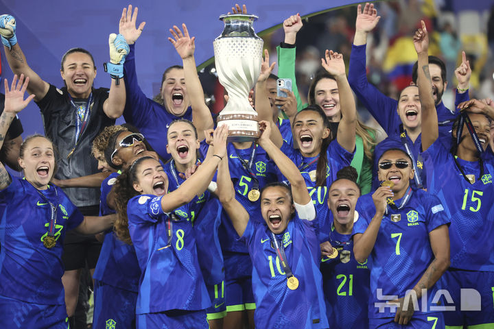 [키토=AP/뉴시스]브라질 여자축구, 콜롬비아 꺾고 9번째 남미 정상 등극. 2025.08.02.