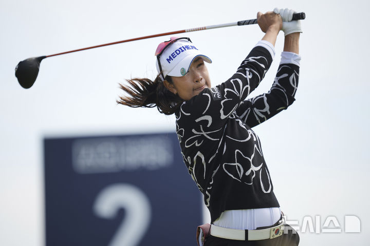 [포스콜=AP/뉴시스] 김아림이 3일(현지 시간) 영국 웨일스 포스콜의 로열 포스콜 골프클럽에서 열린 미국여자프로골프(LPGA) 투어 AIG 위민스 오픈 최종 라운드 2번 홀에서 티샷하고 있다. 김아림은 최종 합계 7언더파 281타로 공동 4위를 기록하며 대회를 마쳤다. 2025.08.04.