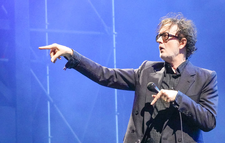 [인천=뉴시스] 영국 밴드 '펄프'의 프런트맨 자비스 코커가 2일 인천 송도달빛축제공원에서 열린 '2025 인천 펜타포트 록 페스티벌' 헤드라이너로 나서 공연하고 있다. 펄프의 내한공연은 결성 47년 만이다. (사진 = 펜타포트 사무국 제공) 2025.08.03. photo@newsis.com *재판매 및 DB 금지