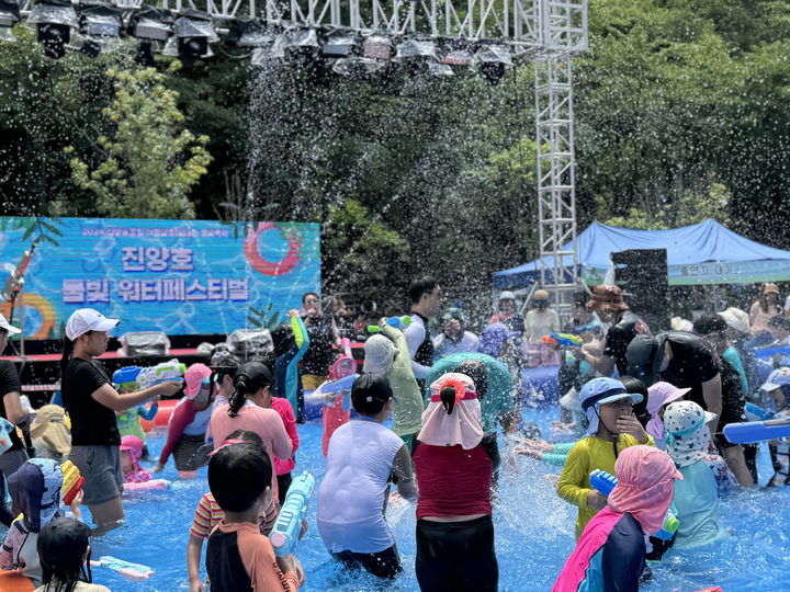 [진주=뉴시스]진주시, ‘진양호 물빛워터페스티벌’ 개최.(사진=진주시 제공).2025.08.03.photo@newsis.com *재판매 및 DB 금지