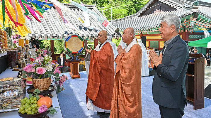 정선군 고한읍 천년 고찰 정암사에서 월정사 주지 퇴우 정념스님, 천웅 정암사 주지스님, 최승준 정선군수, 신도와 주민 등이 참석한 가운데 1일~3일 열린 ‘2025 정암사 개산문화제’.(사진=정선군 제공) *재판매 및 DB 금지