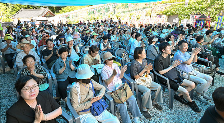 정선군 고한읍 천년 고찰 정암사에서 신도와 주민 등이 참석한 가운데 1일~3일 열린 ‘2025 정암사 개산문화제’.(사진=정선군 제공) *재판매 및 DB 금지