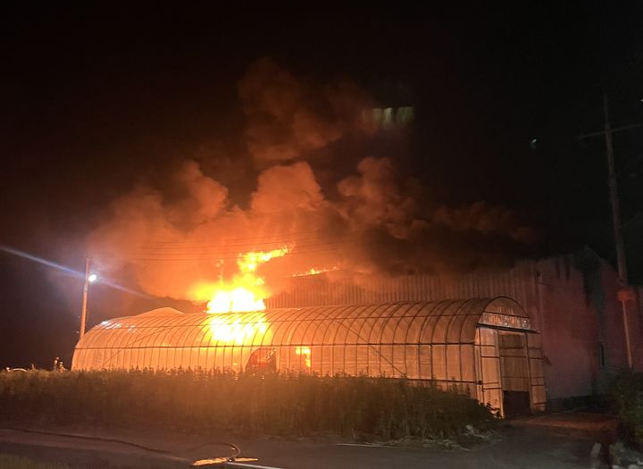 [김제=뉴시스] 지난 2일 오후 10시15분께 전북 김제시 부량면의 농기계 보관 창고에서 불이 나 불길이 치솟고 있다. (사진=전북도소방본부 제공) 2025.08..03 photo@newsis.com *재판매 및 DB 금지