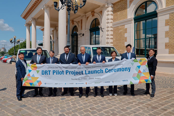 [서울=뉴시스] 현대자동차와 기획재정부, 헝가리 정부 관계자들이 헝가리 수요응답교통 서비스 개통식을 진행했다. (사진=현대차 제공). 2025.8.3. photo@newsis.com *재판매 및 DB 금지