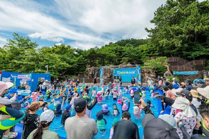 [부산=뉴시스] 한국마사회 렛츠런파크 부산경남은 본격적인 휴가철을 맞아 주말에만 운영하는 '퍼니퍼니 워터 페스티벌'을 오는 15일까지는 금요일을 포함한 주 3일(금·토·일요일)로 운영한다고 3일 밝혔다. (사진=렛츠런파크 제공) 2025.08.03. photo@newsis.com *재판매 및 DB 금지